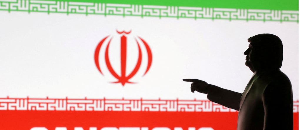 FOTO D'ARCHIVIO: Un modellino stampato in 3D raffigurante il presidente degli Stati Uniti Donald Trump, la bandiera dell'Iran e la parola "Sanzioni" in questa illustrazione realizzata il 17 aprile 2025. REUTERS/Dado Ruvic/Illustrazione/Foto d'archivio REUTERS