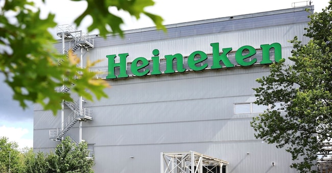 FILE PHOTO: A logo of brewer Heineken is seen on a building at the headquarters in Zoeterwoude, Netherlands July 8, 2024. REUTERS/Piroschka van de Wouw//File Photo REUTERS