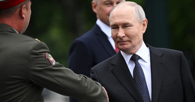 Il presidente russo Putin ha onorato la memoria dei caduti deponendo una corona di fiori presso la tomba del milite ignoto 7146