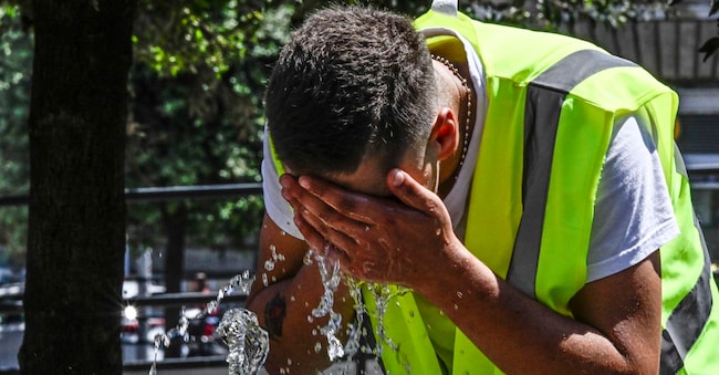 The fountain in Piazza del Municipio in Naples offers refreshment in the heat even to those engaged in work activities. Naples, July 1, 2025 ANSA / CIRO FUSCO ANSA
