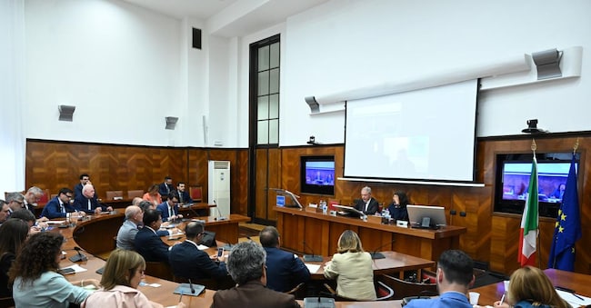 ADOLFO URSO MINISTRO TAVOLO CON IL MONDO DEI PRODUTTORI DELLA MECCANICA STRUMENTALE 7146