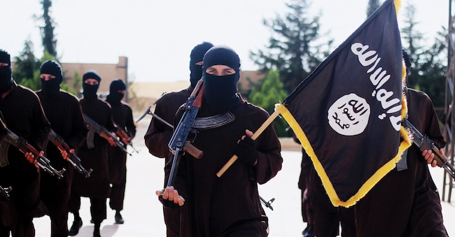  Foto di propaganda dello Stato Islamico dell'Iraq e del Levante che ritrae militanti mascherati con in mano lo stendardo nero dell'ISIS dedicato a Maometto.   (Crediti immagine: Dabiq/Planet Pix /ZUMA Press Wire via Reuters Connect)
