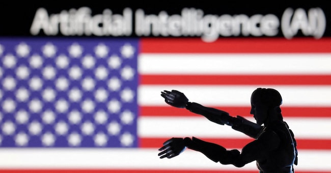 FOTO D'ARCHIVIO: In questa illustrazione scattata il 21 dicembre 2023 si vedono le parole "AI" (intelligenza artificiale), la miniatura di un robot e la bandiera degli Stati Uniti. REUTERS/Dado Ruvic/Illustrazione/Foto d'archivio REUTERS