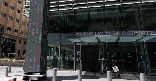 Uno schermo con le quotazioni di borsa alla Borsa di Tel Aviv  (Fotografo: Kobi Wolf/Bloomberg)