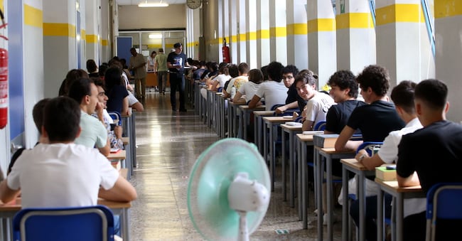SCUOLA ESAMI DI MATURITA' RAGAZZI STUDENTI VENTILATORE AULA BANCHI IMAGOECONOMICA