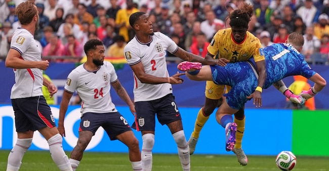 Il ghanese Caleb Yirenkyi (3) commette fallo sul portiere inglese Jordan Pickford (1) durante la partita di calcio del Gruppo L dei Mondiali tra Inghilterra e Ghana, disputata martedì 23 giugno 2026 a Foxborough, nel Massachusetts, vicino a Boston.  (AP Photo/Charlie Krupa/APS)