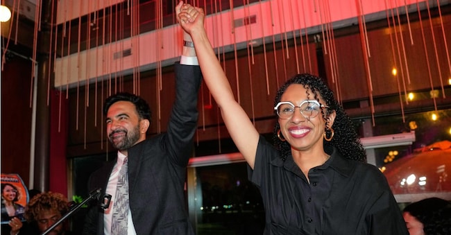 Il sindaco di New York Zohran Mamdani con Darializa Avila Chevalier che ha vinto le primarie democratiche per il Congresso APN