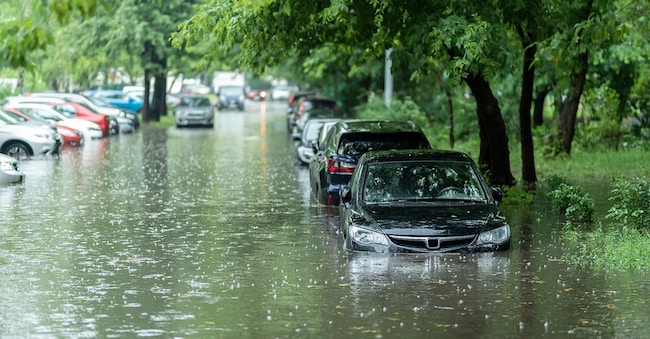 Auto allagate sulle strade della città. Una strada dopo una forte pioggia.  (Adobe Stock)