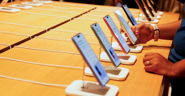 Una persona tiene in mano un iPhone di Apple nel primo negozio monomarca dell'azienda a Bengaluru, in India, il 2 settembre 2025. REUTERS/Priyanshu Singh RIPUBBLICAZIONE - RIPETIZIONE PER MOTIVI DI QUALITÀ/Foto d'archivio REUTERS