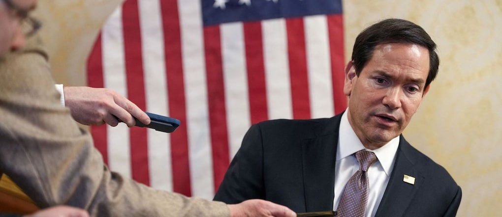 Il Segretario di Stato americano Marco Rubio parla con i giornalisti prima di imbarcarsi su un aereo da trasporto C-17 Globemaster III dell’Aeronautica Militare degli Stati Uniti diretto in Bahrein, all’Aeroporto Internazionale del Kuwait, durante la sua visita in Medio Oriente per discutere l’accordo provvisorio tra gli Stati Uniti e l’Iran con gli alleati arabi del Golfo, a Kuwait City, Kuwait, 24 giugno 2026. REUTERS/Eric Lee/Pool REUTERS