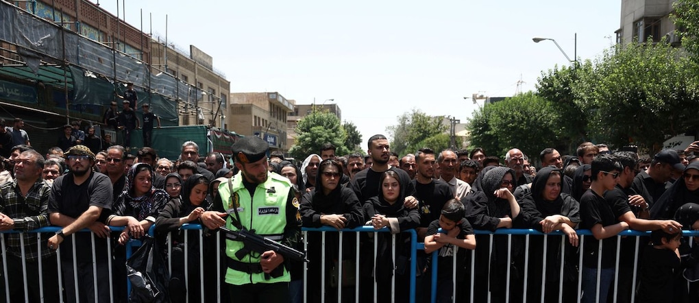I musulmani sciiti  piangono durante una cerimonia in occasione dell’Ashura, il giorno più sacro del calendario musulmano sciita, a Teheran (REUTERS)