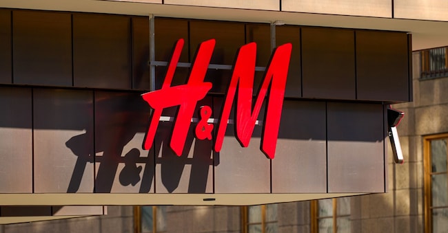 Il negozio Hennes & Mauritz AB (H&M) in Hamngatan a Stoccolma. Nelle ultime settimane le prospettive per l’economia del più grande Paese nordico, basata sulle esportazioni, si sono fatte più cupe. (Fotografo: Erik Flyg/Bloomberg)
