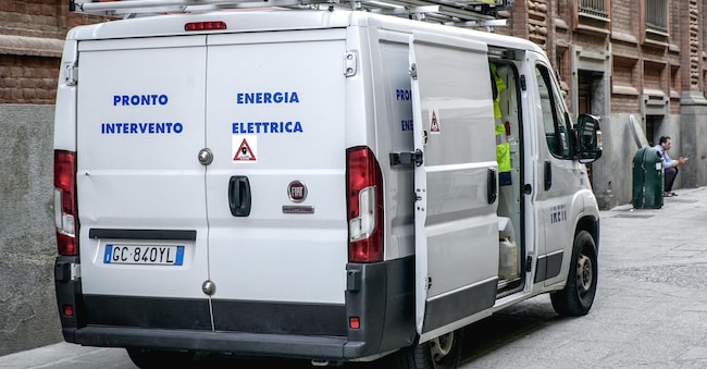 Un camioncino di pronto intervento Irenreti per ripristino energia elettrica, dopo i blackout in piazza Carignano. Torino, 24 giugno 2026. ANSA/TINO ROMANO ANSA