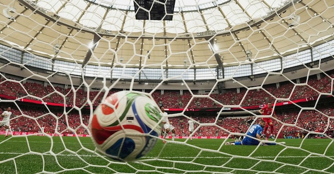 Lo svizzero Ruben Vargas (17) segna un gol superando il portiere canadese Maxime Crepeau (16) durante la partita di calcio della Coppa del Mondo del Gruppo B tra Svizzera e Canada, disputata a Vancouver, nella Columbia Britannica, mercoledì 24 giugno 2026. APS