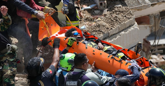 I soccorritori estraggono un corpo dalle macerie tre giorni dopo i terremoti che hanno colpito La Guaira, in Venezuela, sabato 27 giugno 2026. (Foto AP/Fernando Vergara) APN