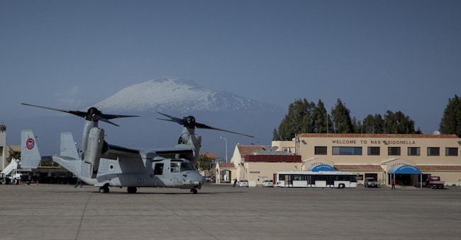 Base militare Usa di Sigonella, pista aeroporto con scritta Nas e Etna innevata sullo sfondo/Foto Ufficio stampa Nas Sigonella ANSA