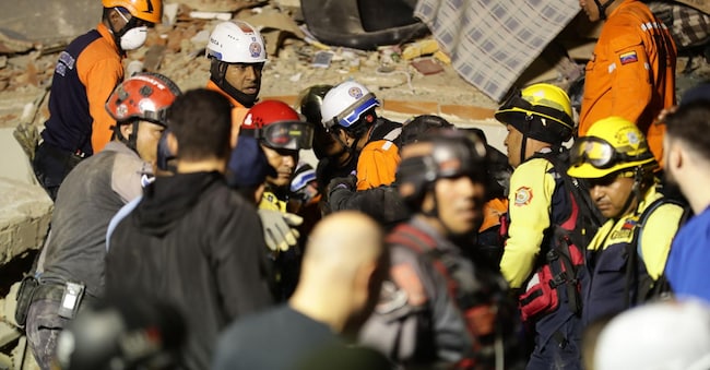 epa13063290 Emergency responders search for victims after two powerful earthquakes struck the Venezuelan Caribbean coast near Caracas, Venezuela, 25 June 2026.  At least 32 people were killed and 700 injured after two back-to-back earthquakes hit north-central Venezuela in rapid succession, triggering the collapse of buildings, cracking facades, and prompting a national state of emergency, according to Venezuela's acting President Delcy Rodriguez.  EPA/Ronald Peña R EPA