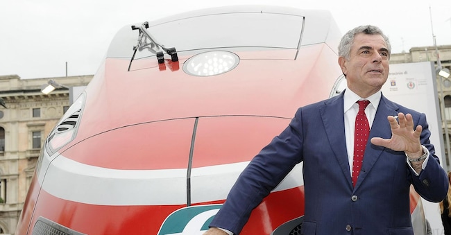 L'a.d di Ferrovie dello Stato, Mauro Moretti, a Milano per il road show del Freccia Rossa 1000, da oggi esposto in piazza Duomo fino al 23 ottobre, 17 ottobre 2012. ANSA/DANIEL DAL ZENNARO ANSA