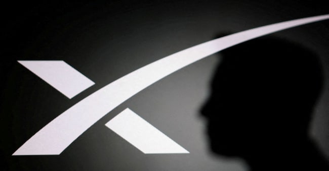 La silhouette di Elon Musk e il logo di Starlink  REUTERS