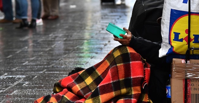 Una clochard in pieno centro. Sempre di piu' le persone in difficolta' economica. Genova, 11 febbraio 2022
ANSA/LUCA ZENNARO ANSA