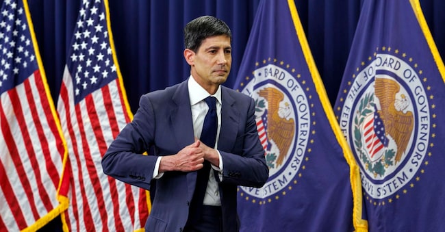 Il presidente del Consiglio della Federal Reserve statunitense Kevin Warsh si allontana dopo una conferenza stampa tenutasi presso la Federal Reserve a Washington, DC, Stati Uniti. La Federal Reserve ha annunciato che i tassi di interesse rimarranno invariati.  EPA/WILL OLIVER