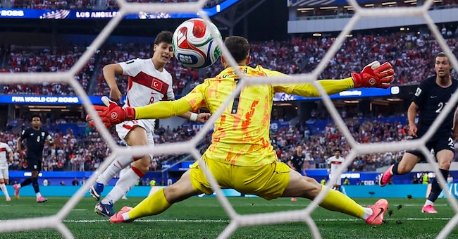 Il centrocampista turco Arda Güler segna un gol superando il portiere degli Stati Uniti d'America Matt Turner EPA