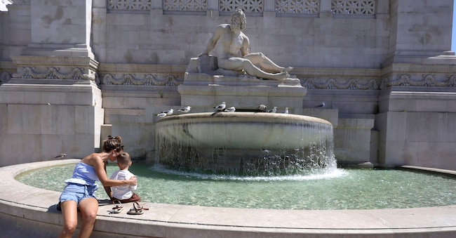 Picco di Caldo, Turisti nelle fontane di Piazza Venezia a Roma (foto di Cecilia Fabiano/ LaPresse) 