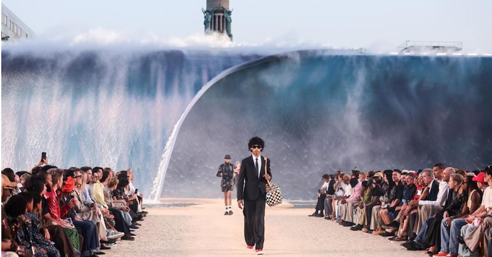 Con poesia, sensualità ed esuberanza la moda sfida il clima e interpreta il tempo