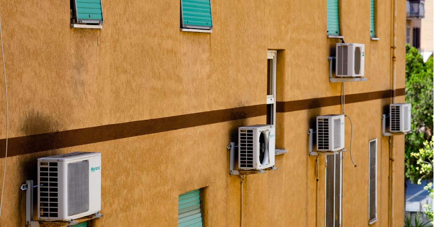 Il caldo costa fino a 600 euro al mese a famiglia. Tra condizionatori, consumi idrici e spese per rinfrescarsi