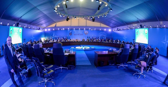 Incontro tra i membri del Consiglio dell'Atlantico del Nord (NAC) e dell'Iniziativa di Cooperazione di Istanbul (ICI) a Kuwait City. (EPA/Raed Qutena)