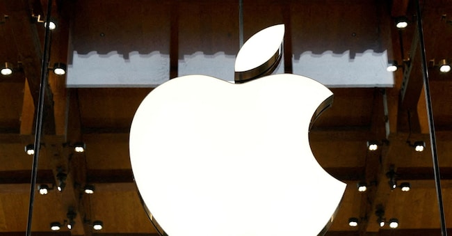 FOTO D'ARCHIVIO: Il logo Apple in un negozio Apple a Parigi, in Francia, il 23 aprile 2025. REUTERS/Abdul Saboor/Foto d'archivio REUTERS