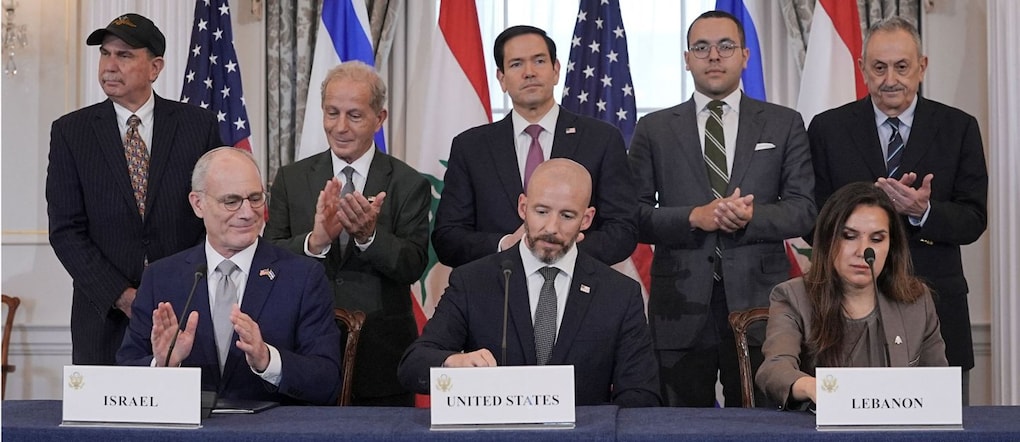 Il Segretario di Stato americano Marco Rubio e l’ambasciatore israeliano negli Stati Uniti Yechiel Leiter applaudono dopo aver firmato un accordo quadro tra Israele e Libano insieme al consigliere del Dipartimento di Stato Daniel Holler e all’ambasciatrice libanese negli Stati Uniti Nada Hamadeh, presso il Dipartimento di Stato a Washington, D.C., Stati Uniti, 26 giugno 2026. REUTERS/Ken Cedeno REUTERS
