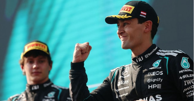  George Russell della Mercedes festeggia sul podio dopo aver vinto il Gran Premio d'Austria, affiancato da Andrea Kimi Antonelli della Mercedes, terzo classificato REUTERS