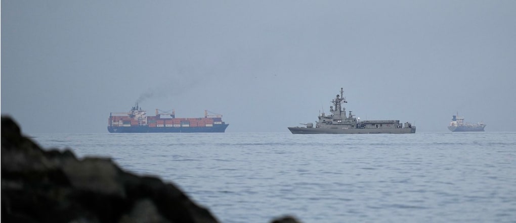 foto generica dello  Stretto di Hormuz, vista da Khor Fakkan, Emirati Arabi Uniti, marzo 2026. (AP Photo/Altaf Qadri) AP