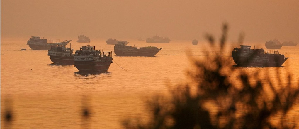 FOTO D'ARCHIVIO: Navi nello Stretto di Hormuz, viste da Musandam, Oman, 16 giugno 2026. REUTERS/Stringer/Foto d'archivio REUTERS