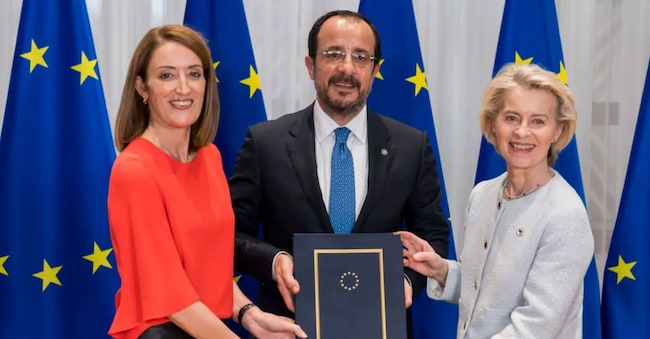 Ursula von der Leyen, Presidente della Commissione Europea, Roberta Metsola Presidente del Parlamento Europeo e Nikos Christodoulides, presidente della Repubblica di Cipro e alla guida della Presidenza del Consiglio dell’Unione europea fino al 1 luglio