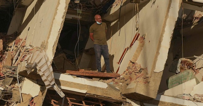 Un uomo si trova all'interno di un edificio danneggiato dal terremoto a La Guaira, in Venezuela, domenica 28 giugno 2026. (Foto AP/Matias Delacroix) Notizie pubbliche australiane