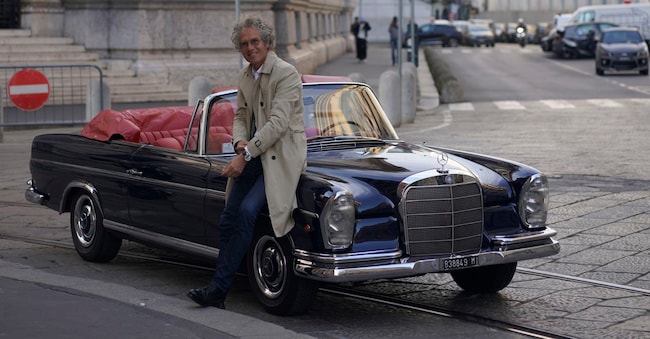 Uli Weber a Milano, con la sua Mercedes-Benz 300 SE Cabrio del 1966 con gli interni in pelle rossa. (© CLAUDIO MOSCHIN)