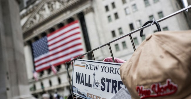 FILE PHOTO: A Wall Street plate is seen on a street vendor stall outside the New York Stock Exchange (NYSE) in New York City, U.S., July 11, 2025. REUTERS/Jeenah Moon/File Photo REUTERS