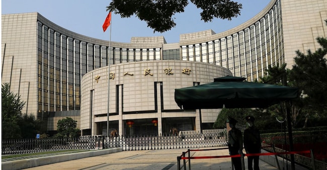 Agenti della polizia paramilitare montano la guardia davanti alla sede della Banca Popolare Cinese, la banca centrale (PBOC), a Pechino, in Cina, il 30 settembre 2022. REUTERS/Tingshu Wang/Foto d'archivio