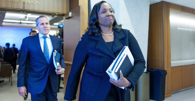 epa12479652 Lisa Cook (a destra), membro del Consiglio della Federal Reserve, esce da una riunione del Consiglio presso la sede della Federal Reserve a Washington, DC, Stati Uniti, il 24 ottobre 2025. La chiusura dell’amministrazione federale ha limitato l’accesso della Federal Reserve alle statistiche economiche ufficiali su cui fa affidamento per prendere decisioni in materia di economia e politica dei tassi.  EPA/AARON SCHWARTZ EPA