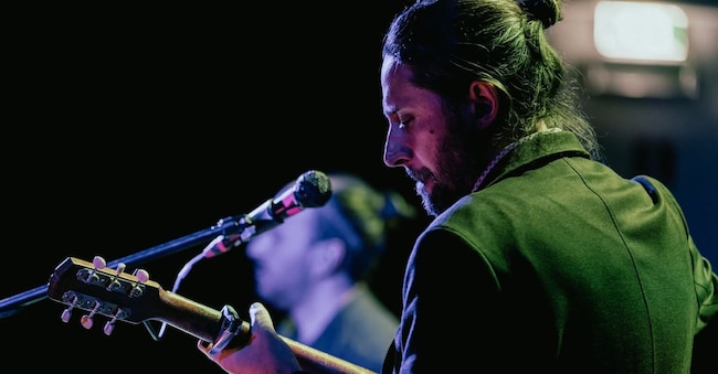 Il cantautore Gnut, finalista alle Targhe Tenco con l’album «Dduje paravise» insciso assieme ad Alessandro D’Alessandro
