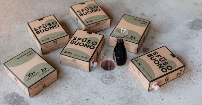Il box di Sfusobuono, da contenitore anonimo a gesto urbano, pratico, riciclabile e a zero sprechi, visto che mantiene il vino in ottima forma fino a un mese dall’apertura