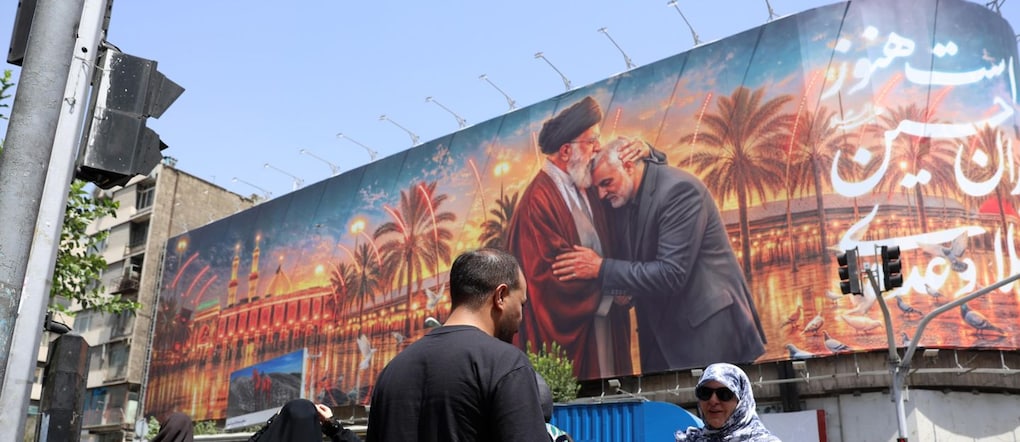Un poster di propaganda a Teheran con il defunto leader supremo Ayatollah Ali Khamenei  EPA