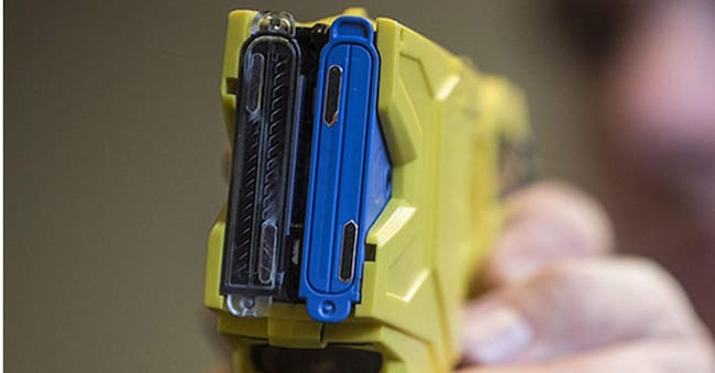 Terminale di una  pistola Taser   EPA/OLIVER WEIKEN EPA
