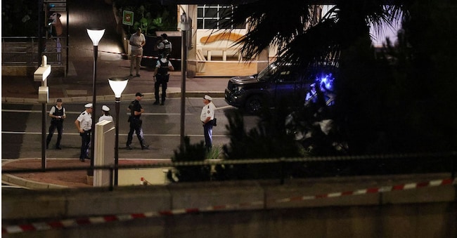 Agenti di polizia montano la guardia dopo la segnalazione di un'esplosione sul Boulevard d'Italie, a Monaco, il 30 giugno 2026. REUTERS/Manon Cruz REUTERS