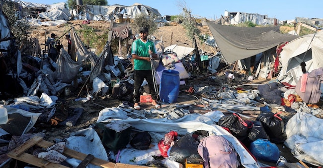 Un palestinese ispeziona il luogo in cui si è verificato un attacco israeliano contro un campo tendato che ospitava sfollati, ai quali era stato intimato di evacuare prima dell’attacco, a Khan Younis, nella parte meridionale della Striscia di Gaza, il 30 giugno 2026. REUTERS/Ramadan Abed REUTERS