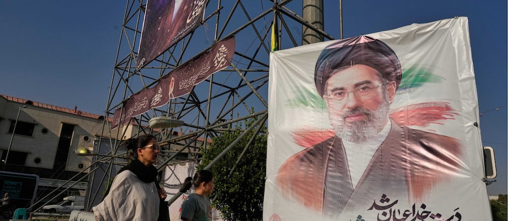 Un poster della Guida Suprema Ayatollah Mojtaba Khamenei a Teheran  APN