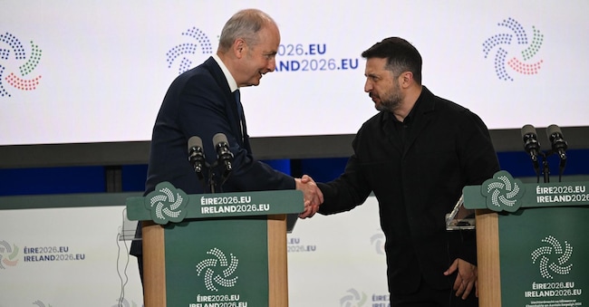 Il premier irlandese Michael Martin (a sinistra) e il presidente ucraino Volodymyr Zelensky si stringono la mano durante una conferenza stampa tenutasi al termine dell’evento di inaugurazione della presidenza irlandese del Consiglio dell’Unione europea,  al Castello di Dublino EPA