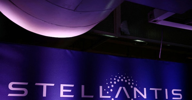 FILE PHOTO: The logo of Stellantis is seen during the Automotive Industry Day summit in Paris, France, November 4, 2025. REUTERS/Sarah Meyssonnier/File Photo REUTERS